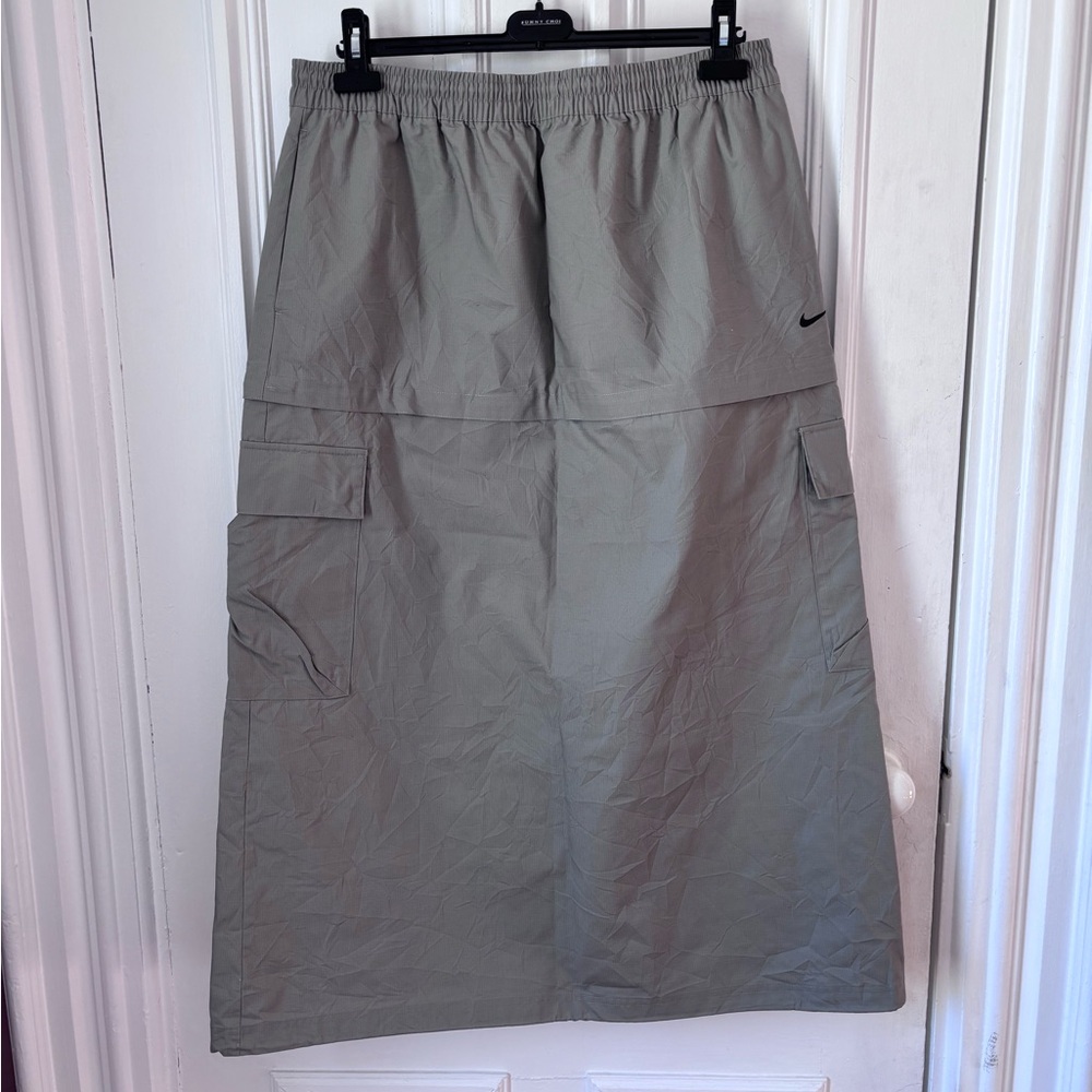 Women’s Nike Sportswear Essential Mid Rise 2 in 1 Cargo Midi skirt Size Large